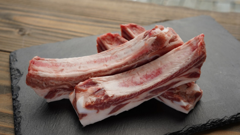 贅豚　スペアリブ　（骨付き肉）